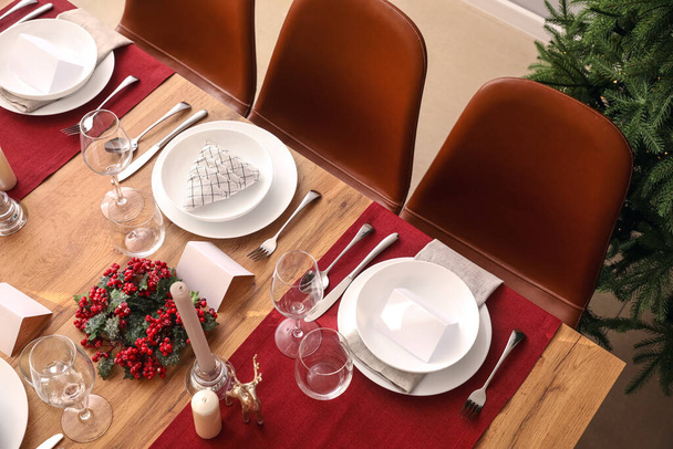ダイニングルームでのクリスマスお祝いのためのお祭りテーブル設定 - 写真・画像