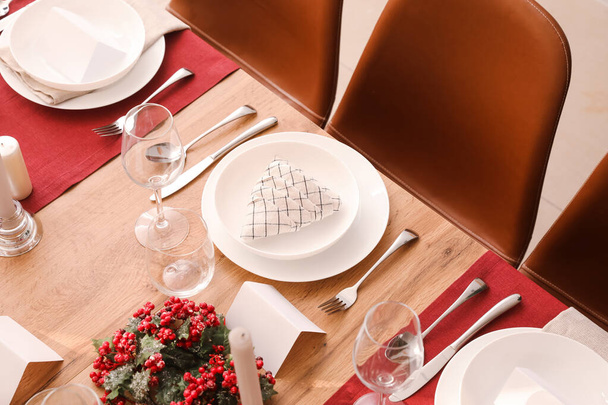 Świąteczne nakrycie stołu na Boże Narodzenie w jadalni - Zdjęcie, obraz