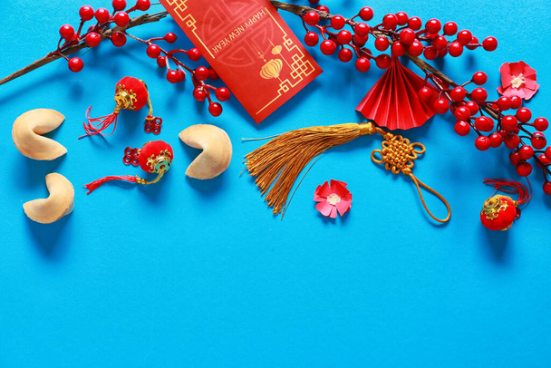 Красный конверт с китайскими символами на цветном фоне. Новогодний праздник - Фото, изображение