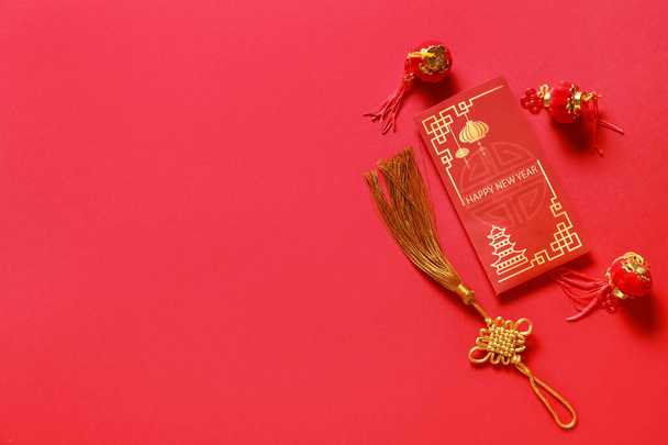 Červená obálka s čínskými symboly na barevném pozadí. Novoroční oslava - Fotografie, Obrázek