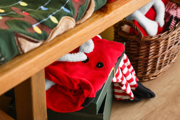 Ławka ze składanymi ubraniami świątecznymi w pokoju - Zdjęcie, obraz