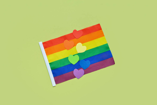 Цветные сердца с флагом ЛГБТ на цветном фоне - Фото, изображение