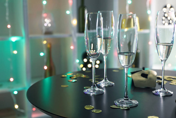 Verres à champagne sur la table dans la boîte de nuit après la fête - Photo, image