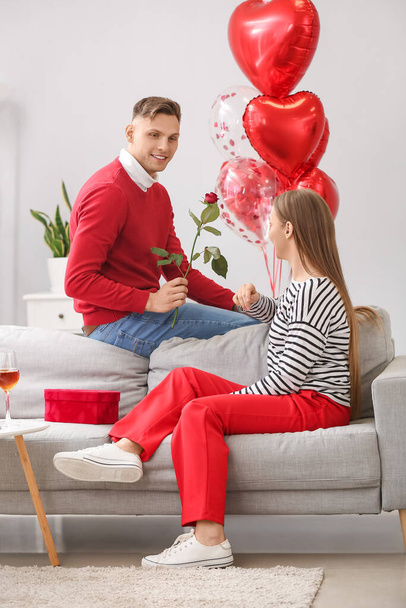 Happy couple celebrating Valentine's Day at home - Foto, imagen