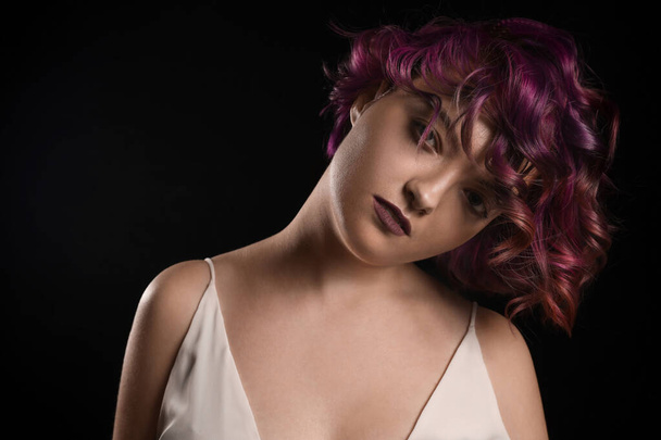 Portré vonzó fiatal nő szokatlan haj fekete háttér - Fotó, kép