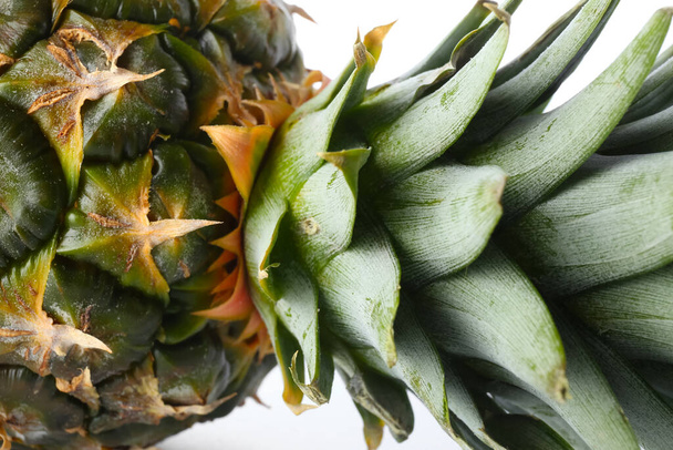 Rijp ananas geïsoleerd op witte achtergrond, close-up - Foto, afbeelding