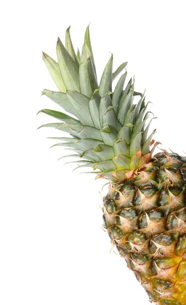 Tuore kypsä ananas eristetty valkoisella pohjalla, lähikuva - Valokuva, kuva