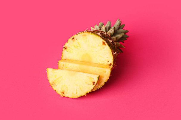 Cut juicy pineapple on pink background - Foto, imagen