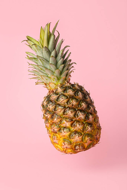 Friss érett ananász rózsaszín háttér - Fotó, kép