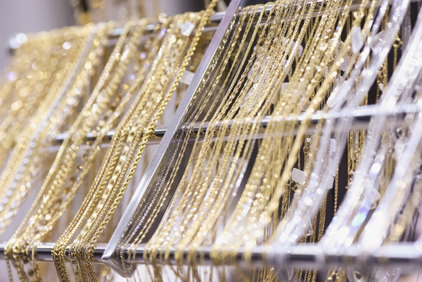 Kuyumcuda satılık altın ve gümüş zincirli kolyeler. - Fotoğraf, Görsel
