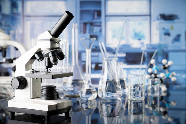 covidに対するテストおよび薬に関する研究室調査。研究室内の顕微鏡、ガラス管、ビーカー. - 写真・画像