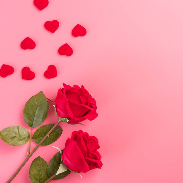 Rosen mit Herz von oben als Geschenk zum Valentinstag. - Foto, Bild