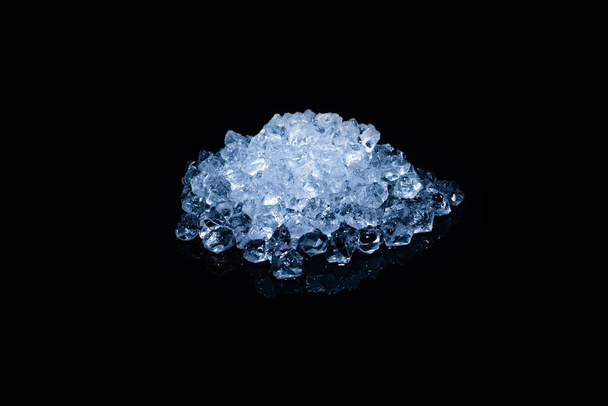 Cubi di cristallo di ghiaccio su sfondo nero, spazio per testo o design. - Foto, immagini