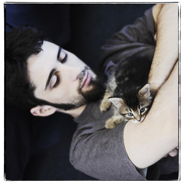 Man with maine coon kitten - Fotoğraf, Görsel