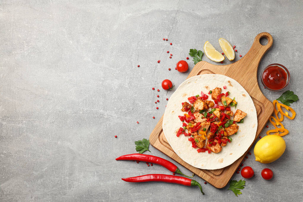 Concept de nourriture savoureuse avec taco sur fond gris texturé - Photo, image