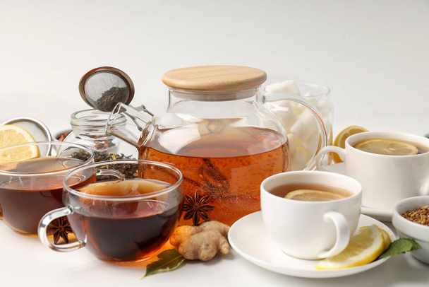 Concetto di bevanda calda con tè su sfondo bianco - Foto, immagini