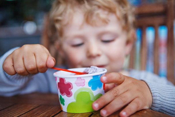 malé batole jíst zmrzlinu léto - Fotografie, Obrázek