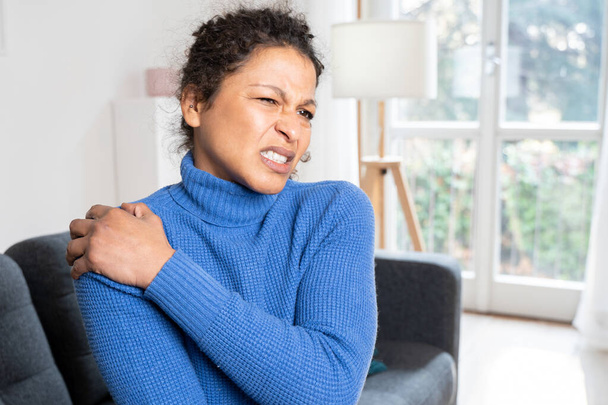 Fekete nő szenved hátfájás miatt rossz testtartás - Fotó, kép