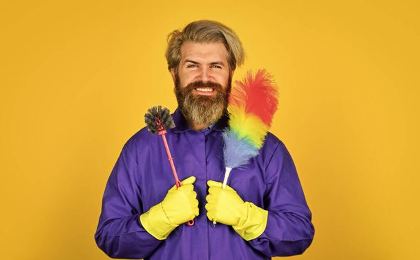 Cleaning apartment. Man use pp duster. Dust allergy. Husband cleaning home. Small duster. Cleaning service. Housekeeping duties. Polypropylene duster. Hipster hold cleaning tool. Cleaning concept - 写真・画像