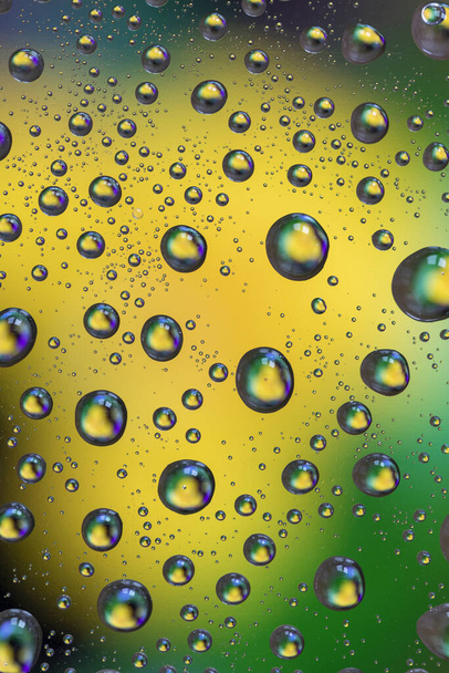A pattern of green and yellow water droplets - Φωτογραφία, εικόνα