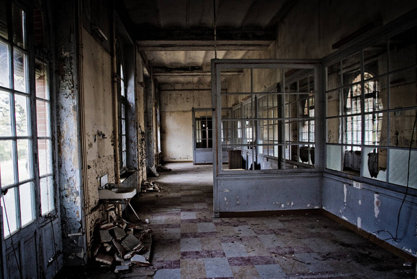 The interior of an old abandoned building - Foto, Imagen
