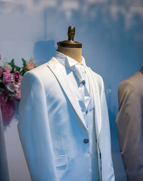 Белый мужской костюм смокинг обезврежен фон на манекене в гостиной - Фото, изображение