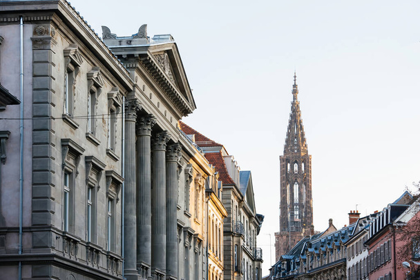 Vue majestueuse sur la cathédrale française Notre-Dame de Strasbourg et de beaux biens immobiliers coûteux - Photo, image