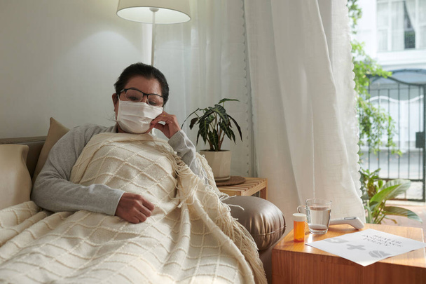 Beteg, idős nő otthon - Fotó, kép