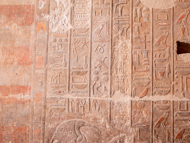 Hiéroglyphes anciens, symboles et dessins dans le temple de la reine Hatchepsout. - Photo, image