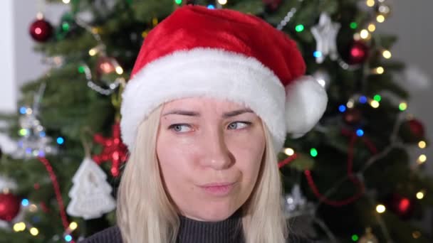 Kırmızı Noel Baba Şapkalı kız duygularını gösteriyor. Noel ve Yıl Konsepti. Portre - Video, Çekim