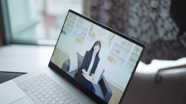 Psicóloga feminina dando consulta pela internet, sorrindo feminino se encontram com terapeuta on-line - Filmagem, Vídeo