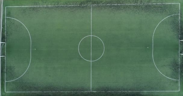 Letecký pohled na zelený fotbal, fotbalové hřiště. Pohled shora dolů na zelené, prázdné fotbalové hřiště - Záběry, video