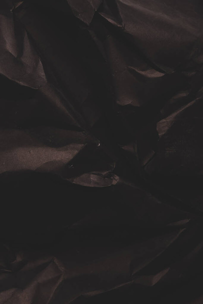 zwart gerimpeld gerimpeld papier achtergrond grunge textuur achtergrond - Foto, afbeelding