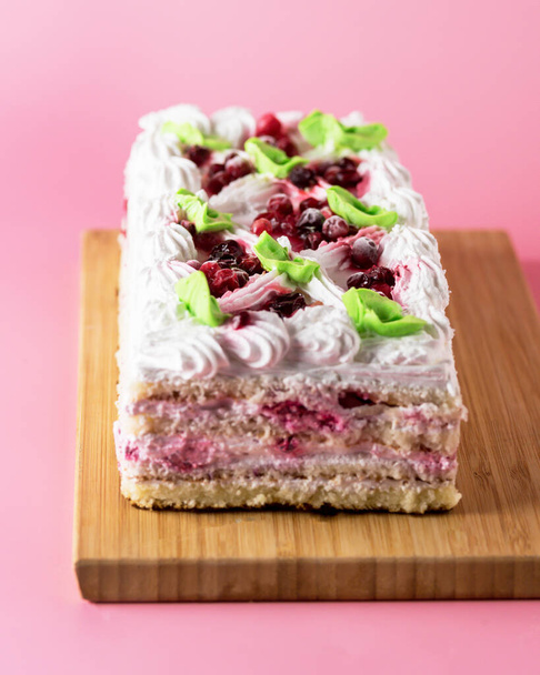 Pieces of Tasty Homemade Biscuit Cake on Pink Background Tasty Dessert with Cream Vertical - Foto, immagini