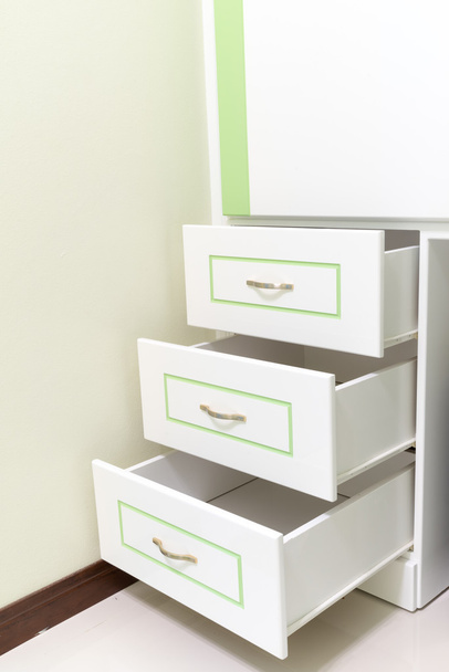 3 weiße Schublade mit grüner Linie - Foto, Bild