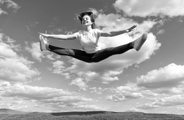 lleno de energía. gimnasta calentándose en el fondo del cielo. flexibilidad. - Foto, imagen
