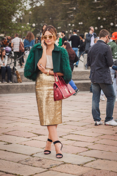 カヴァッリ ファッション外で女性をミラノの女性のファッション ・ ウィーク 2014年のための建物を示しています - 写真・画像