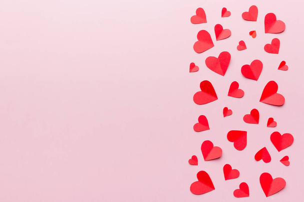 Valentýn pozadí s červenými srdci, horní pohled s kopírovacím prostorem. - Fotografie, Obrázek