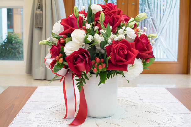 rozen bloemen boeket in een vaas op Bureau in huis decoratie - Foto, afbeelding