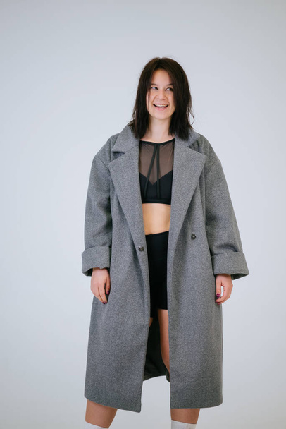Плюс розмір тіла позитивна жінка в зручній білизні і пальто
 - Фото, зображення