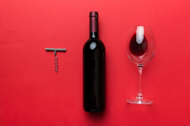 Composition à plat avec tire-bouchon, bouteille de vin et verre élégant sur table colorée. Pose plate, vue du dessus wth espace de copie. - Photo, image