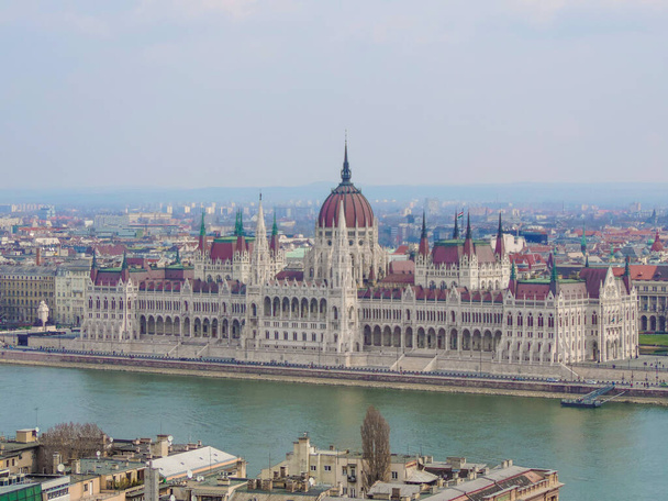 Budapest, Hungría, marzo de 2016 - vista del hermoso edificio del Parlamento húngaro - Foto, imagen
