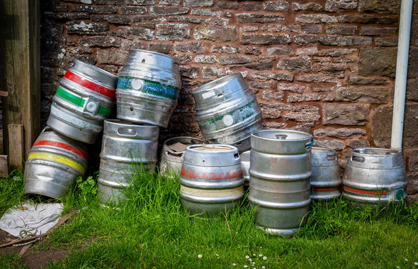 Tyhjät oluttynnyrit vanhan pubin takana Walesissa U - Valokuva, kuva