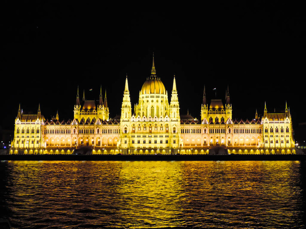 Budapest, Hungary, March 2016 - night view of the beautiful Hungarian Parliament Building - Foto, imagen