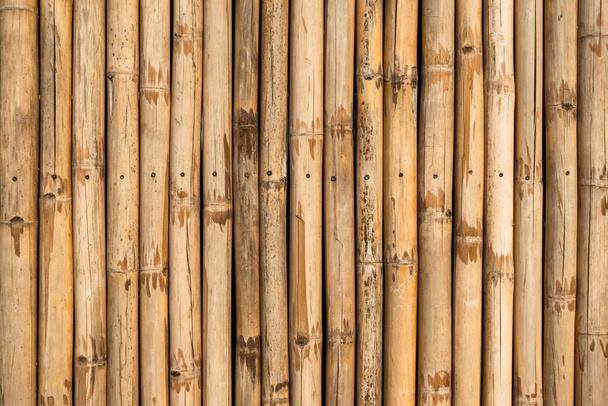 Oude bruine toon bamboe eenvoudige muur of Bamboe hek textuur achtergrond voor interieur of exterieur ontwerp vintage Toon. Bruine bamboe stok patroon achtergrond. Lokale omgeving stedelijke huisbescherming tegen dief. - Foto, afbeelding