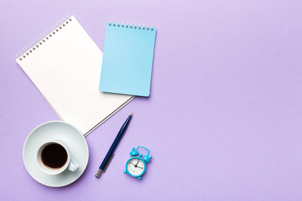 Modern irodai asztal notebook és egyéb kellékek egy csésze kávét. Üres jegyzetfüzet oldal az Ön számára design. Felülnézet, lapos fektetés. - Fotó, kép