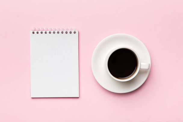 Mesa de escritório moderna com notebook e outros suprimentos com xícara de café. Página de caderno em branco para você projetar. Vista superior, flat lay. - Foto, Imagem