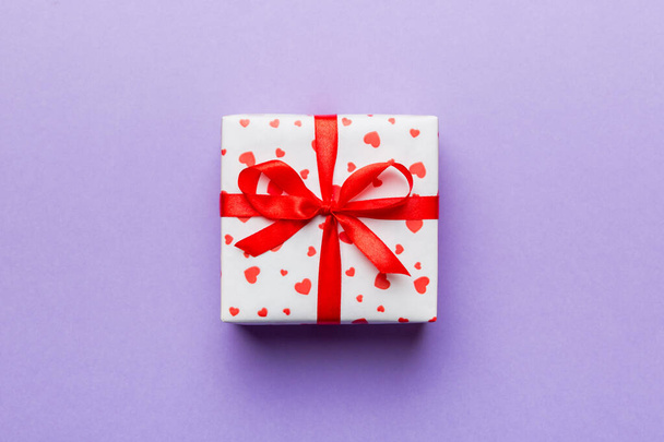 Sevgililer Günü kompozisyonu: Kırmızı hediye kutusu ve kalp. Noel hediyesi. Yukarıdan bak. Holday tebrik kartı. - Fotoğraf, Görsel