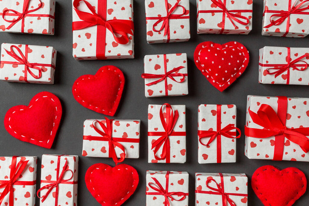 Состав праздничных белых подарочных коробок и красных текстильных сердец на красочном фоне. День святого Валентина. - Фото, изображение