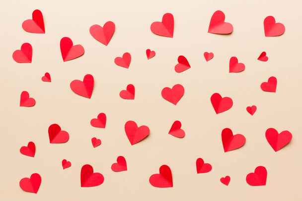 День Святого Валентина фон з червоними серцями, вид зверху з місцем для тексту
. - Фото, зображення